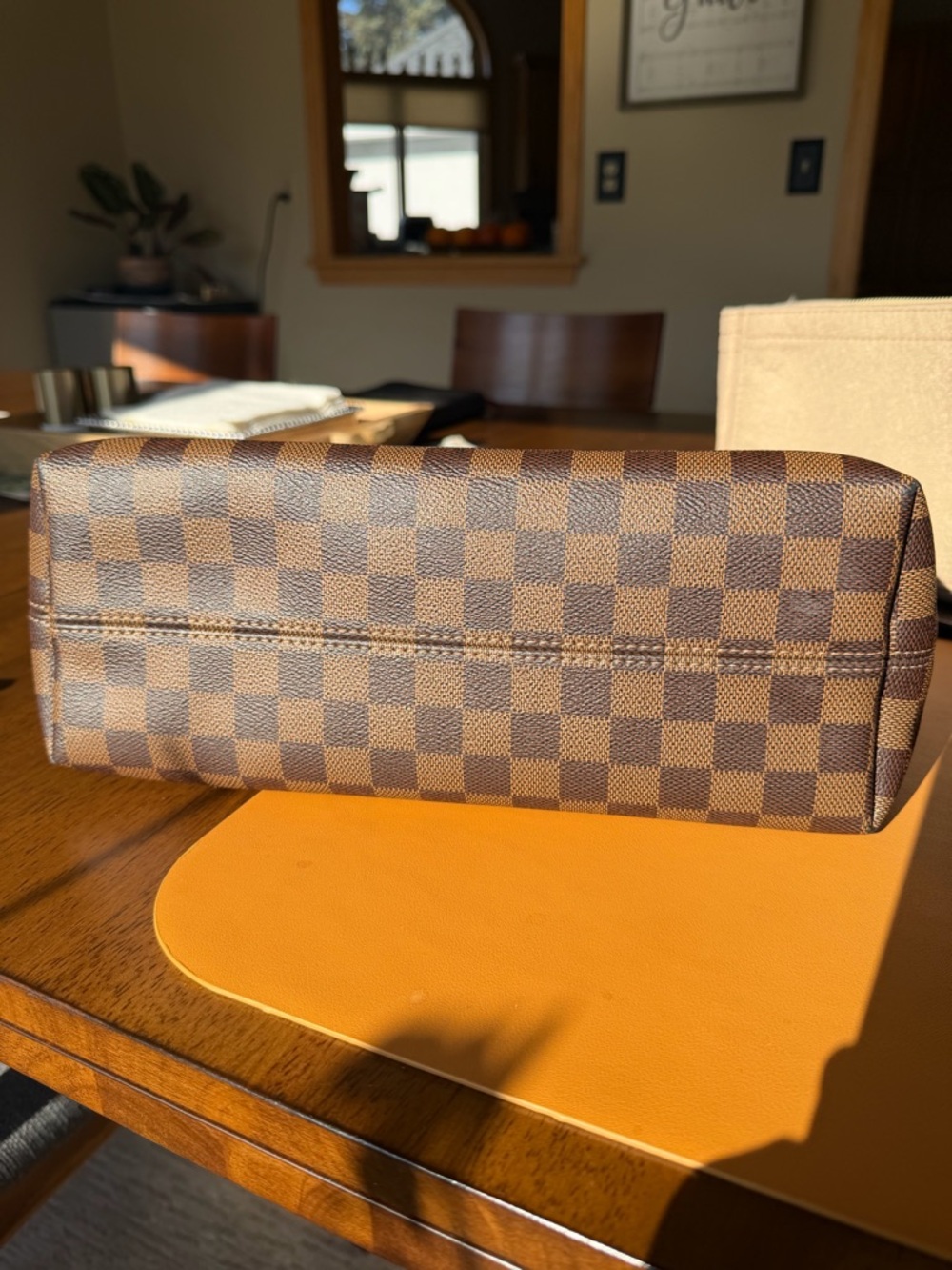 Louis Vuitton Brown Damier Shoulder Bag with Red Interior - Picture 4 of 10